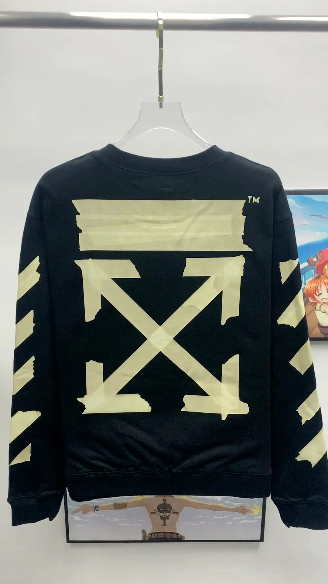 Real shot video on the back————The top tested version OFF WHITE OW hot stamping tape printing male and female couple pure cotton loose same style pullover hooded sweatshirt The printing is done on a Japanese-owned Mimaki printing machine, with no edges or burrs. Inkjet heat transfer is hot-pressed and cold-teared, and the high temperature is 180 degrees. The front piece needs to be pressed twice (the second time requires 180kg of air pressure). The transparent fabric is anti-scratch and ironing, and the printing is fog-free. The semi-transparent tape in the front circle can reveal the part of the printing underneath. The golden printing color of the tape is not The flat color and tape printing overlap have different color depths. The wash label is also customized according to the original font. The accessories still use the full line of correct accessories. The rectangular woven collar label design is cancelled. The previous three-dimensional silicone feel font is changed to a fully woven collar label. Fluorescent fonts can be seen on the collar label. The five-link silicone hangtag, three-link washable label and zebra crossing packaging line are still the same. 480g pure cotton terry fabric, a major launch with full drape. A full set of customized accessories, one-to-one mold opening, professional ow. Size: XS-L Size chart